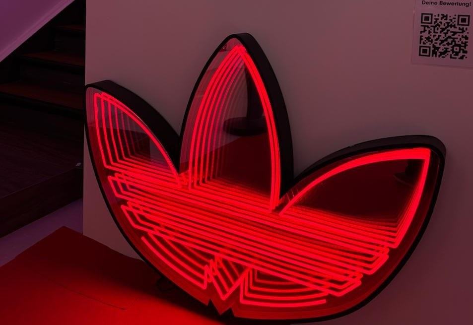 Adidas-Trefoil-Logo als Infinity-Mirror-Objekt mit rot leuchtender Endlostiefe, Projekt für Adidas in Herzogenaurach, reale Umsetzung von Visuellewand