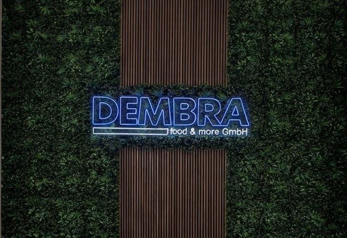 Kunstpflanzen-Mooswand mit hinterleuchtetem Logoschriftzug DEMBRA food & more GmbH, Projekt für unseren Kunden aus Düsseldorf, reale Umsetzung von Visuellewand